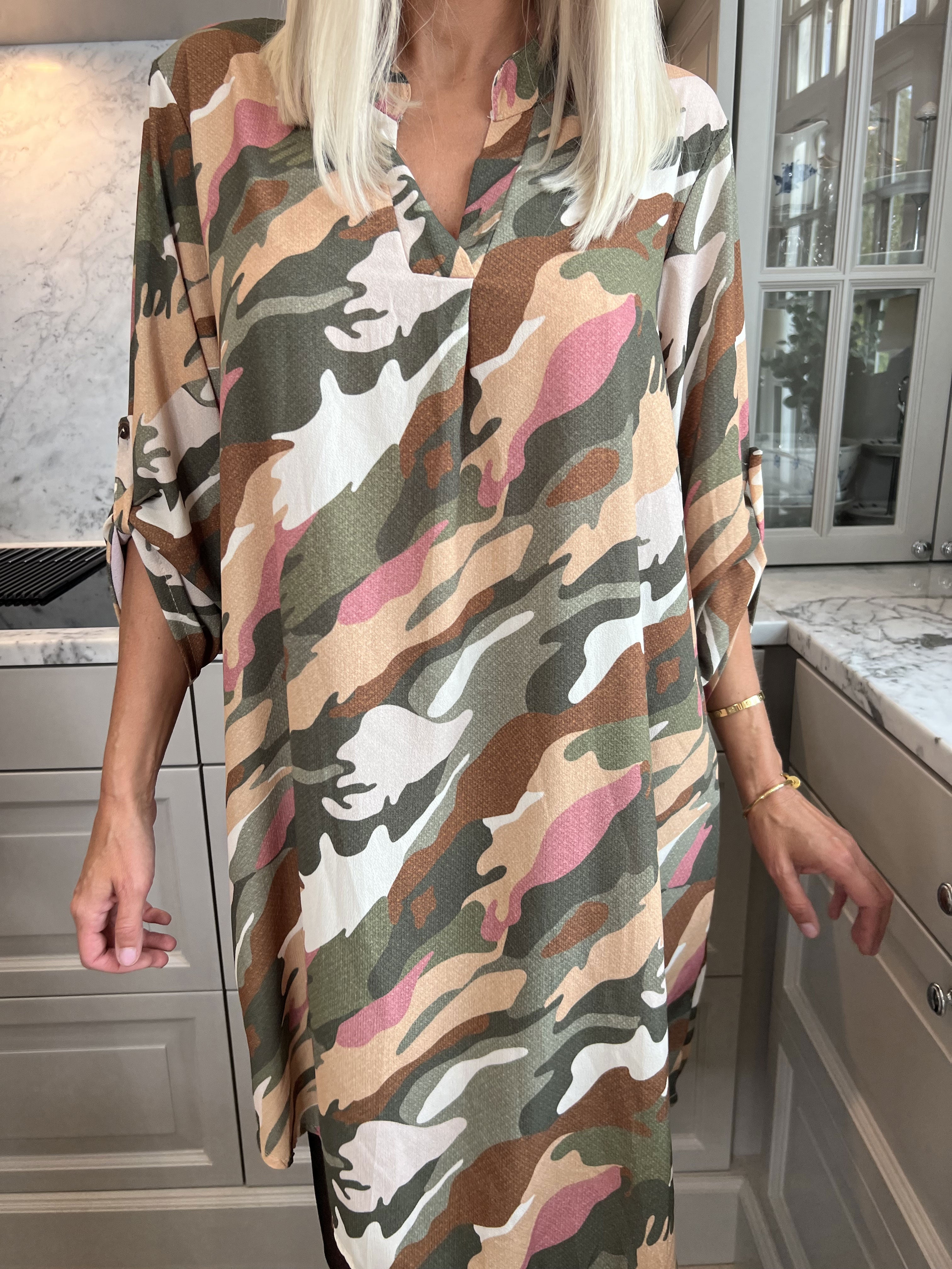 Vanesa Dress Camo - Lätt och luftig klänning i kamouflagemönster
